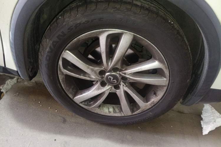 Used Infiniti QX30 2017 1.6T Two-Wheel-Drive Sport Edition Right Front Wheel Hub
