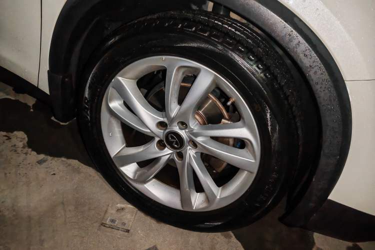 Used Infiniti QX30 2017 1.6T Two-Wheel-Drive Sport Edition Right Front Wheel Hub