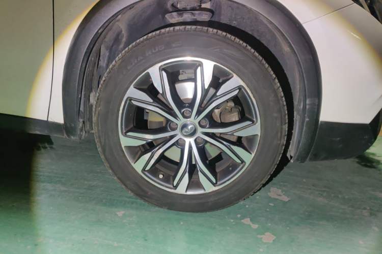 Used Infiniti QX30 2017 2.0T Four-Wheel Drive Sport Edition Right Front Wheel Hub