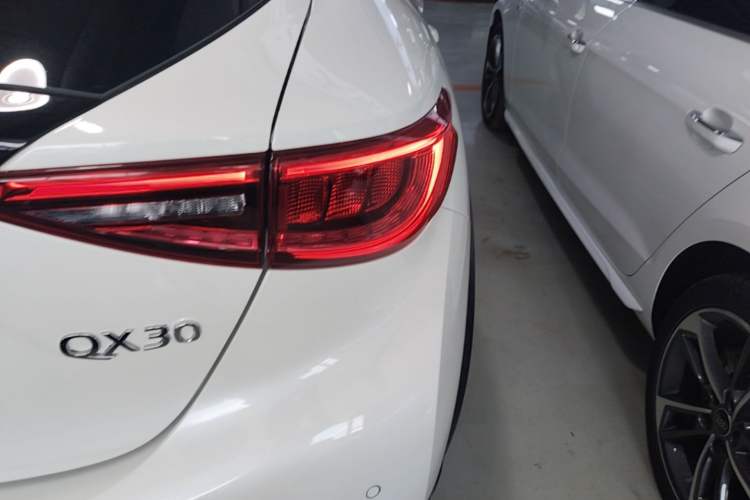 Used Infiniti QX30 2017 2.0T Four-Wheel Drive Fashion Edition Right Rear Taillight