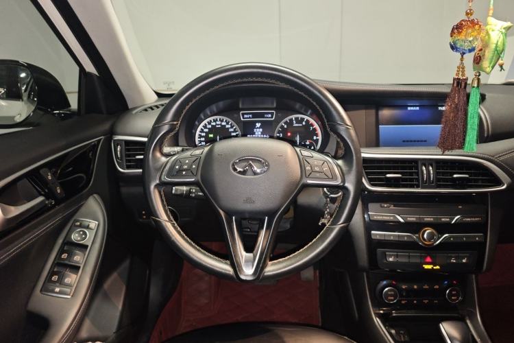 Used Infiniti QX30 2017 1.6T Two-Wheel-Drive Sport Edition Steering Wheel