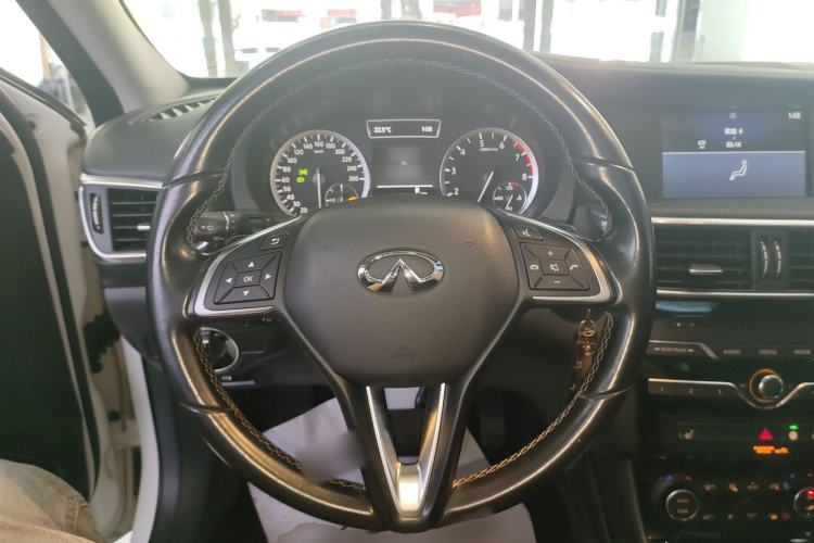Used Infiniti QX30 2017 1.6T Two-Wheel-Drive Sport Edition Steering Wheel