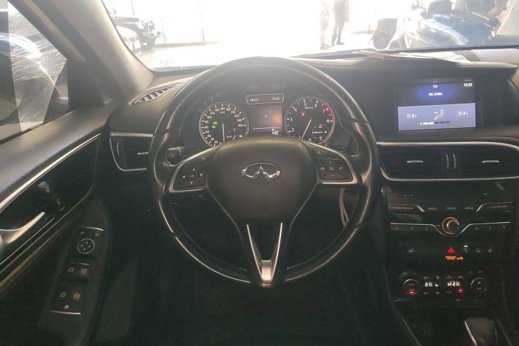 Used Infiniti QX30 2017 1.6T Two-Wheel-Drive Sport Edition Steering Wheel