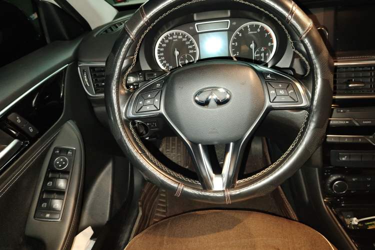 Used Infiniti QX30 2017 2.0T Four-Wheel Drive Fashion Edition Steering Wheel