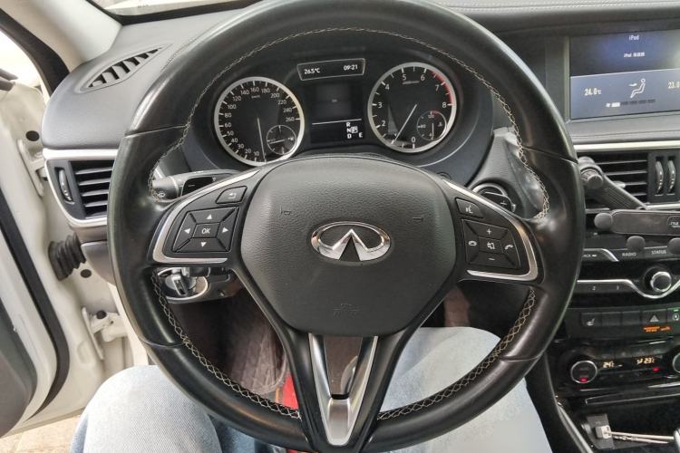 Used Infiniti QX30 2017 1.6T Two-Wheel-Drive Sport Edition Steering Wheel