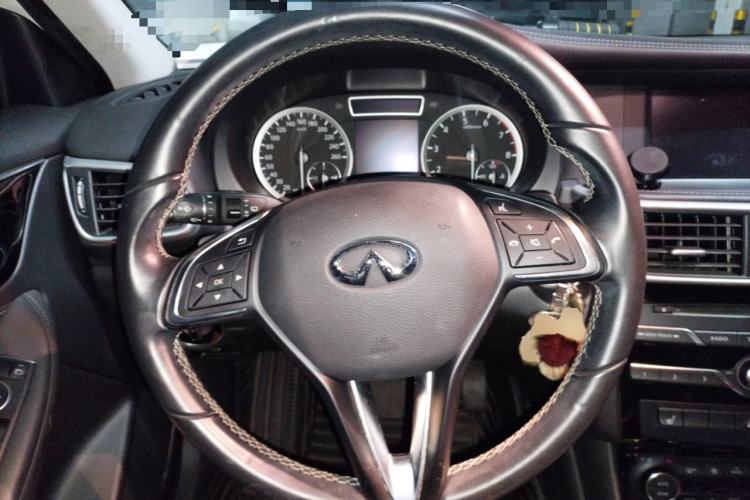 Used Infiniti QX30 2017 1.6T Two-Wheel-Drive Sport Edition Steering Wheel