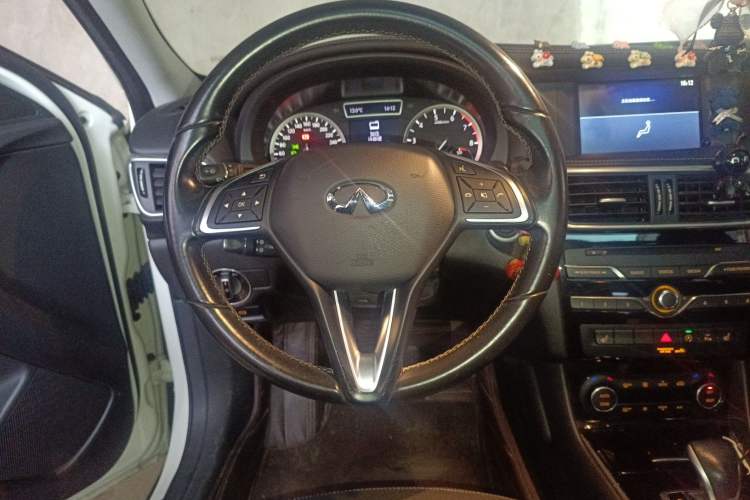 Used Infiniti QX30 2017 1.6T Two-Wheel-Drive Sport Edition Steering Wheel