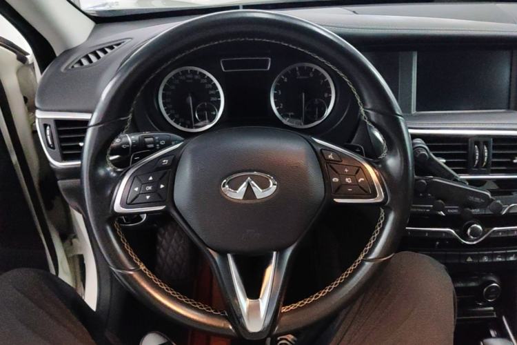 Used Infiniti QX30 2017 1.6T Two-Wheel-Drive Sport Edition Steering Wheel