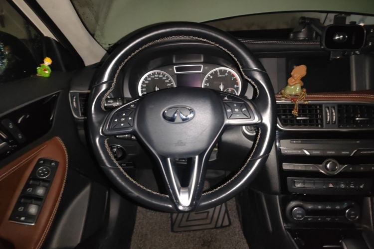Used Infiniti QX30 2017 1.6T Two-Wheel-Drive Sport Edition Steering Wheel