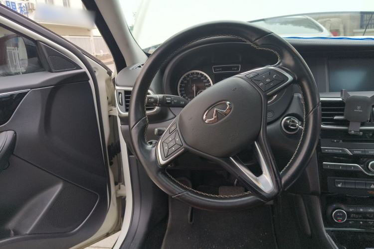 Used Infiniti QX30 2017 1.6T Two-Wheel-Drive Sport Edition Steering Wheel