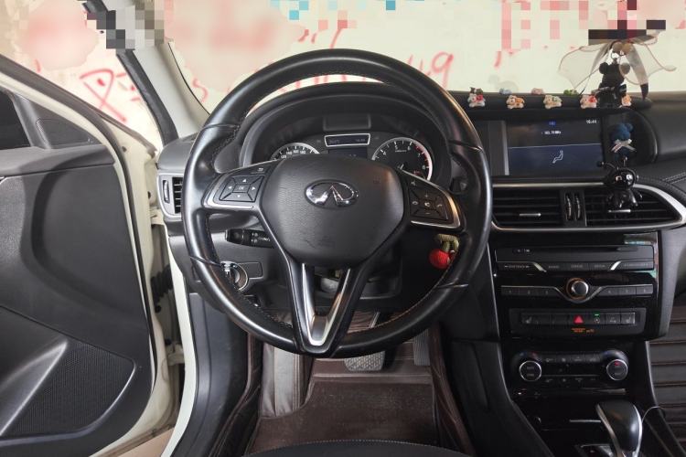 Used Infiniti QX30 2017 1.6T Two-Wheel-Drive Sport Edition Steering Wheel
