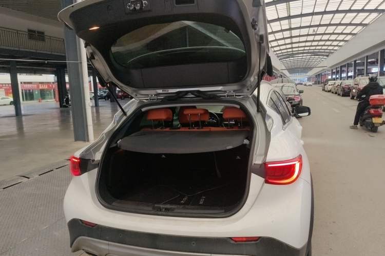 Used Infiniti QX30 2017 2.0T Four-Wheel Drive Sport Edition Trunk