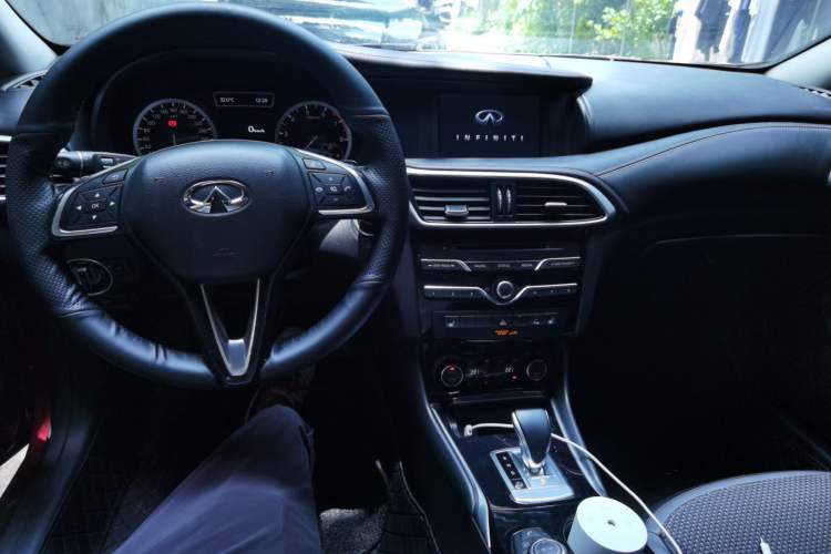 Used Infiniti QX30 2018 1.6T Two-Wheel Drive Sport Edition Center Console