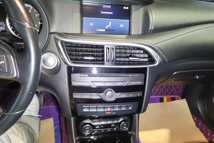 Used Infiniti QX30 2018 1.6T Two-Wheel Drive Extreme Edition Audio And AC Panel