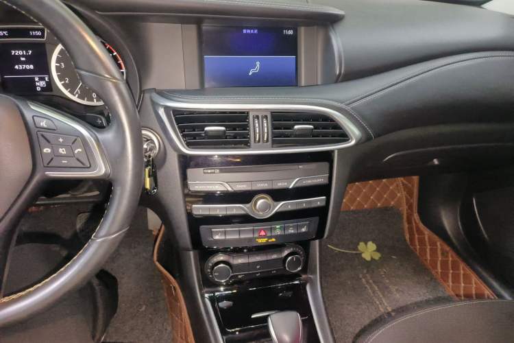 Used Infiniti QX30 2018 1.6T Two-Wheel Drive Fashion Edition Audio And AC Panel