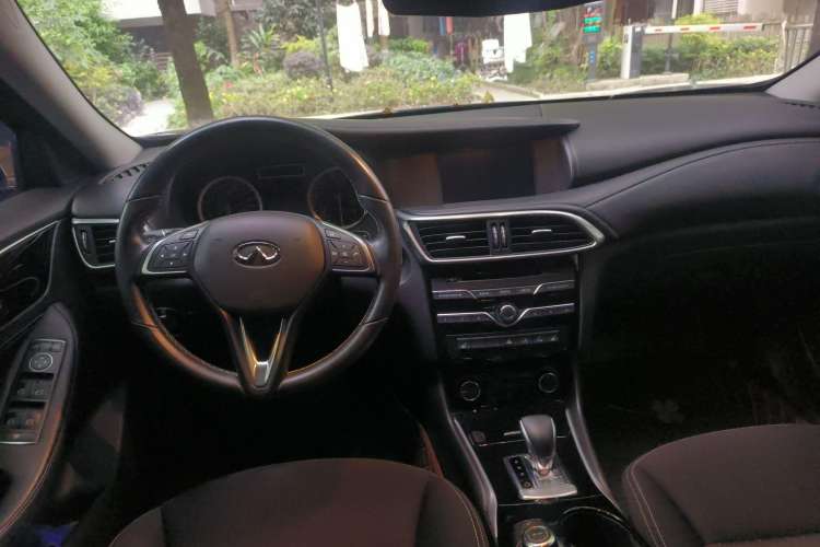 Used Infiniti QX30 2018 1.6T Two-Wheel Drive Fashion Edition Center Console