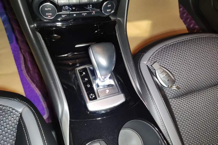 Used Infiniti QX30 2018 1.6T Two-Wheel Drive Extreme Edition Gear Lever