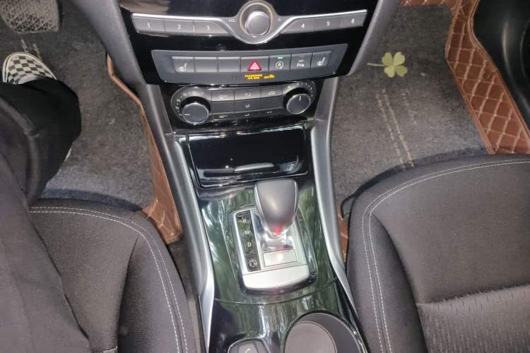 Used Infiniti QX30 2018 1.6T Two-Wheel Drive Fashion Edition Gear Lever