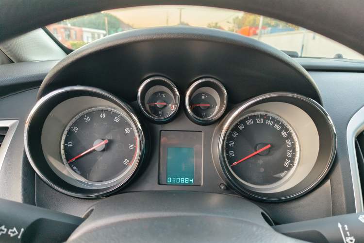 Used Infiniti QX30 2018 1.6T Two-Wheel Drive Fashion Edition Odometer Close Up