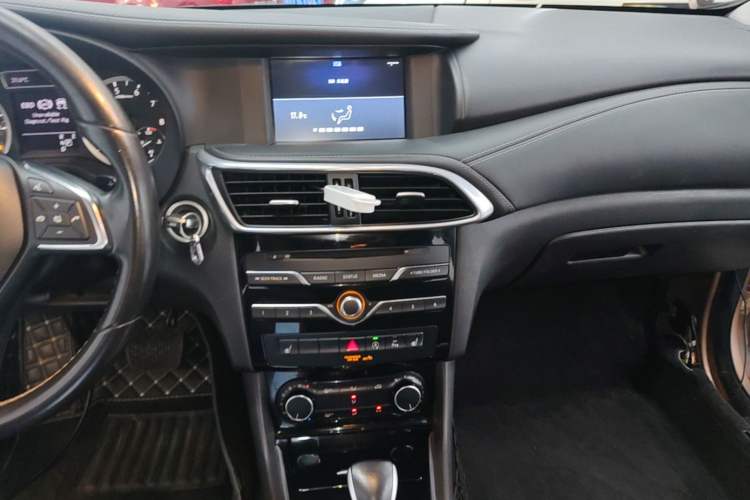 Used Infiniti QX30 2018 1.6T Two-Wheel Drive Fashion Edition Audio And AC Panel