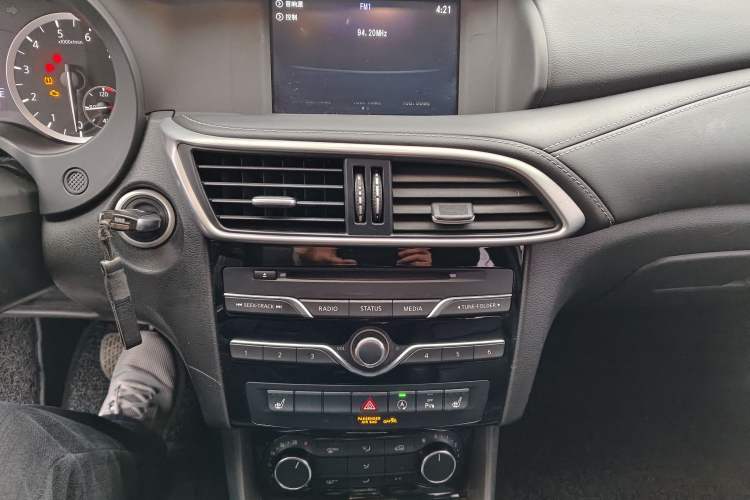 Used Infiniti QX30 2018 1.6T Two-Wheel Drive Fashion Edition Audio And AC Panel