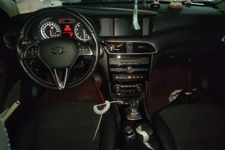 Used Infiniti QX30 2018 1.6T Two-Wheel Drive Extreme Edition Center Console