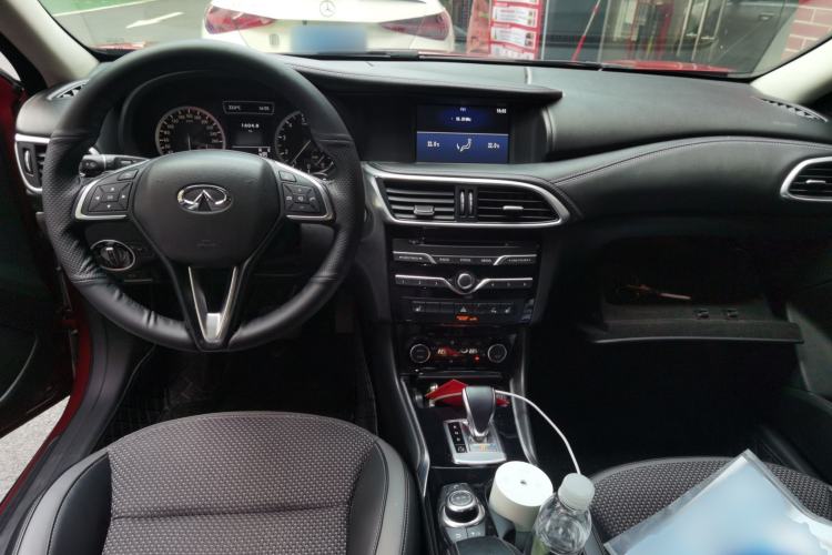 Used Infiniti QX30 2018 1.6T Two-Wheel Drive Sport Edition Center Console