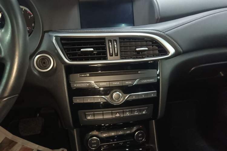 Used Infiniti QX30 2018 1.6T Two-Wheel Drive Sport Edition Audio And AC Panel