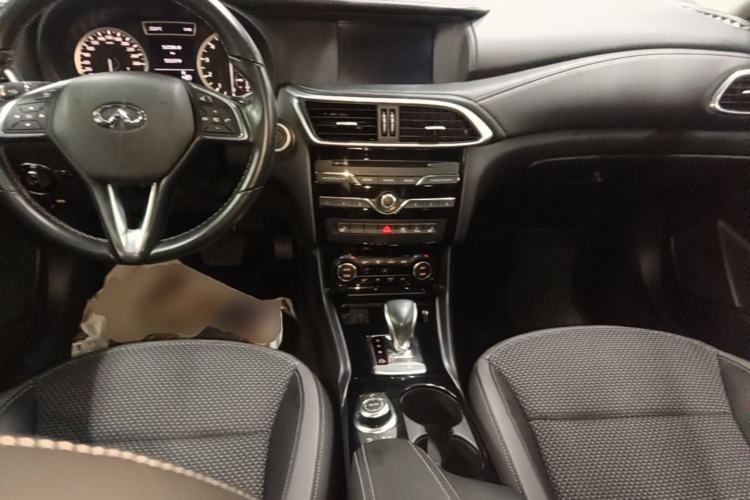 Used Infiniti QX30 2018 1.6T Two-Wheel Drive Sport Edition Center Console
