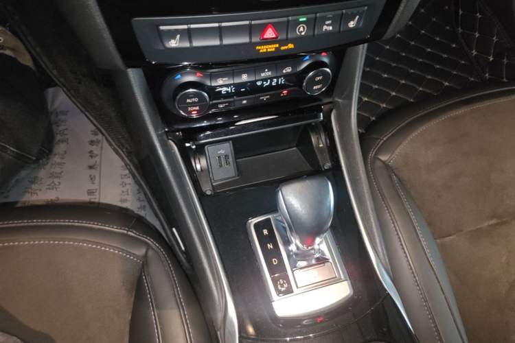 Used Infiniti QX30 2018 1.6T Two-Wheel Drive Extreme Edition Gear Lever