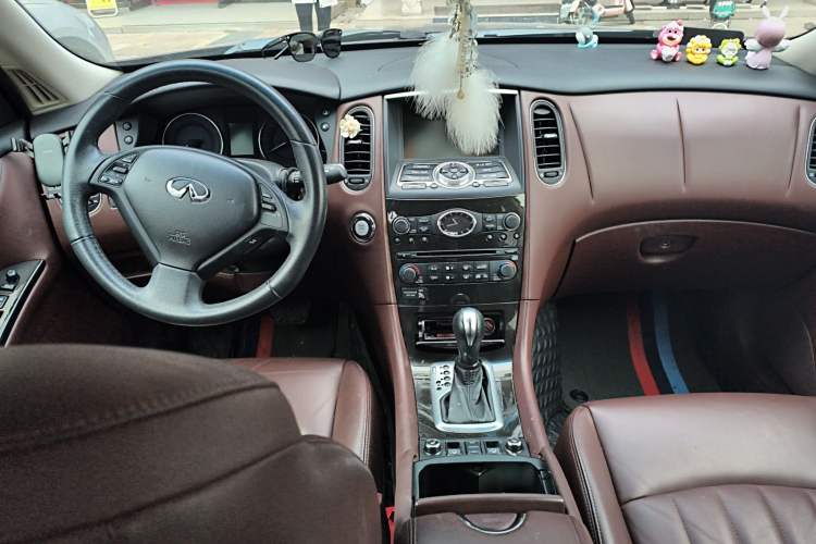 Used Infiniti QX50 2013 2.5L Two-Wheel-Drive Elegant Edition Center Console