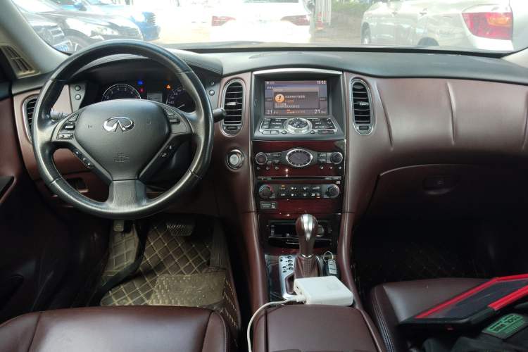 Used Infiniti QX50 2013 2.5L Two-Wheel-Drive Elegant Edition Interior 2
