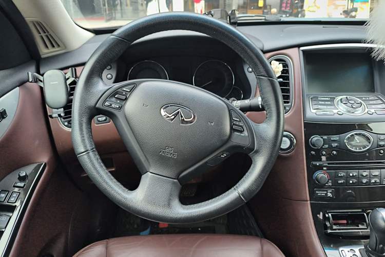 Used Infiniti QX50 2013 2.5L Two-Wheel-Drive Elegant Edition Steering Wheel