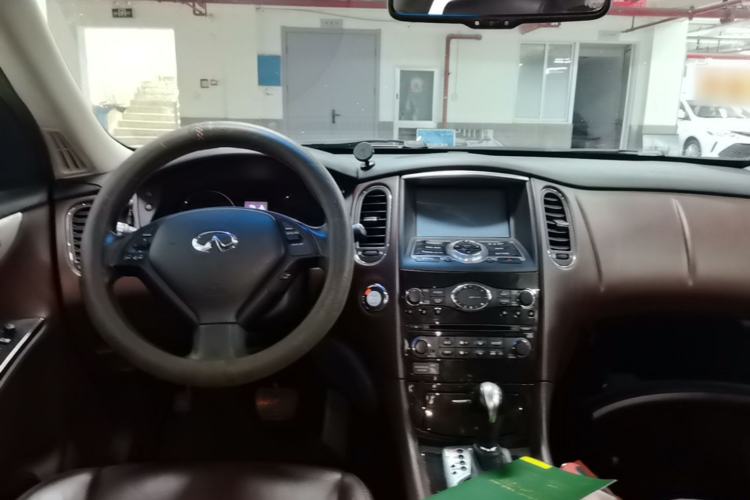 Used Infiniti QX50 2013 2.5L Two-Wheel-Drive Elegant Edition Center Console