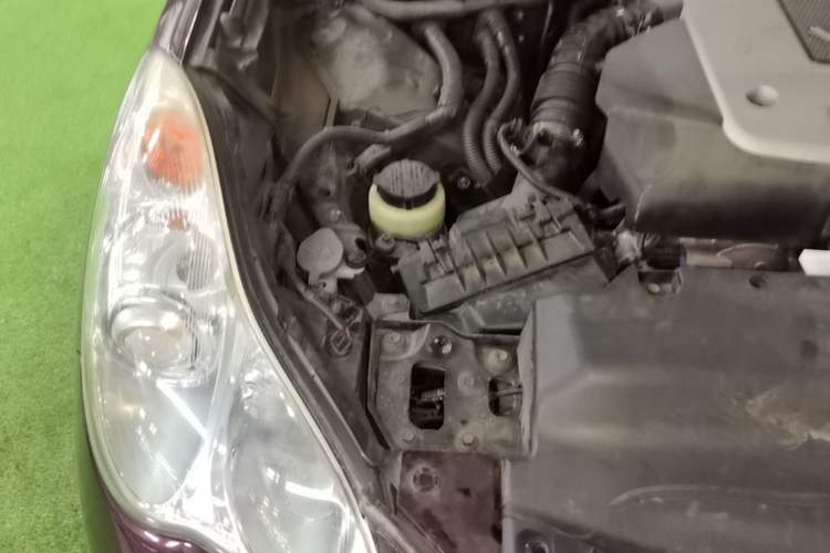 Used Infiniti QX50 2013 2.5L Two-Wheel-Drive Elegant Edition Engine Bay Right