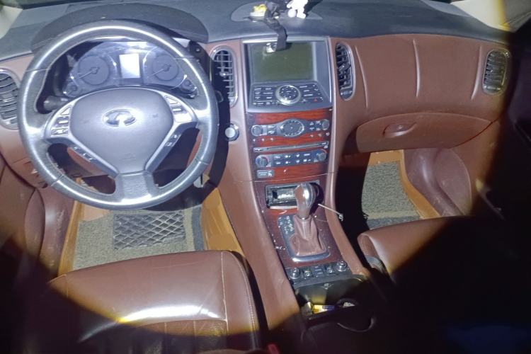 Used Infiniti QX50 2013 2.5L Two-Wheel-Drive Elegant Edition Center Console