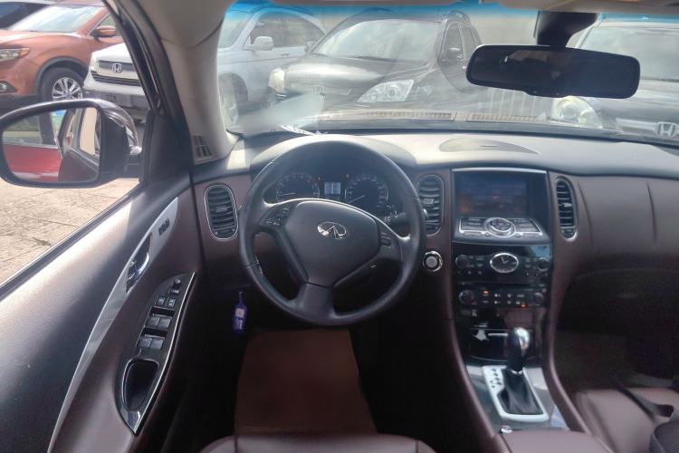 Used Infiniti QX50 2013 2.5L Two-Wheel-Drive Elegant Edition Interior 2