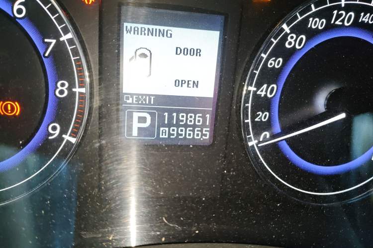 Used Infiniti QX50 2013 2.5L 4x4 Luxury Edition Odometer Close Up