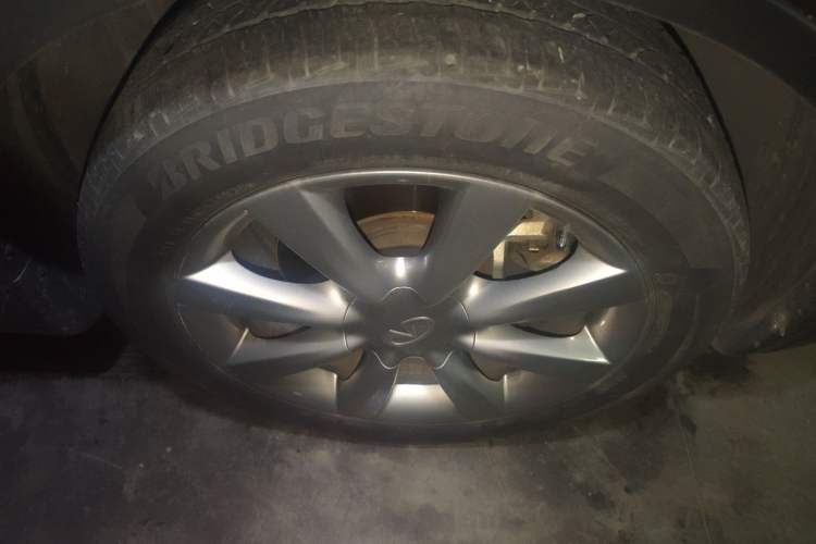 Used Infiniti QX50 2013 2.5L Two-Wheel-Drive Zunya Edition Right Front Wheel Hub