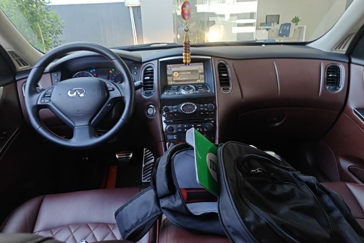 Used Infiniti QX50 2013 2.5L Two-Wheel-Drive Elegant Edition Center Console
