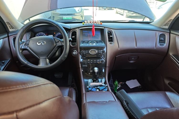 Used Infiniti QX50 2013 2.5L Two-Wheel-Drive Elegant Edition Center Console