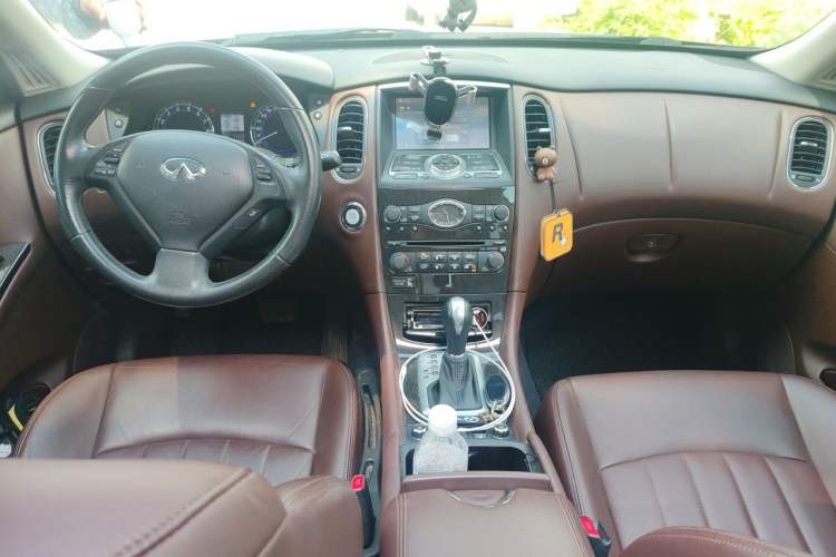 Used Infiniti QX50 2013 2.5L Two-Wheel-Drive Elegant Edition Center Console