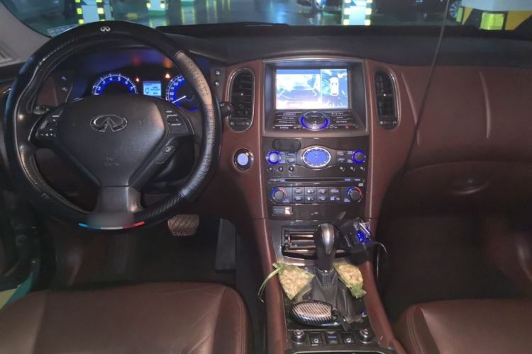 Used Infiniti QX50 2013 2.5L Two-Wheel-Drive Elegant Edition Center Console