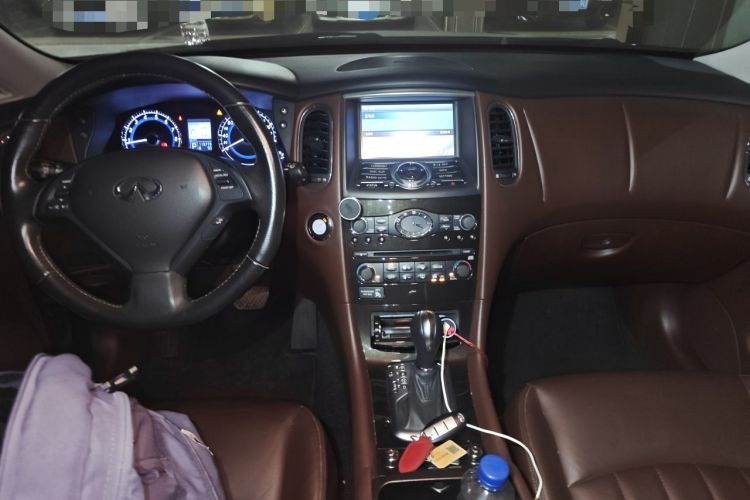 Used Infiniti QX50 2013 2.5L Two-Wheel-Drive Elegant Edition Center Console