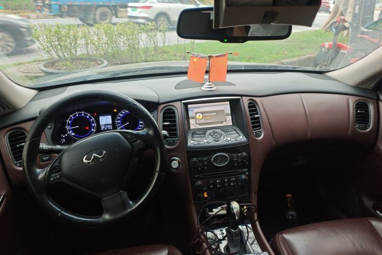 Used Infiniti QX50 2013 2.5L Two-Wheel-Drive Elegant Edition Center Console