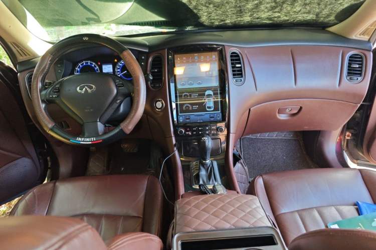 Used Infiniti QX50 2013 2.5L Two-Wheel-Drive Elegant Edition Center Console