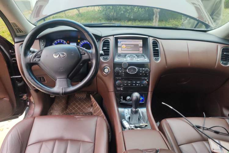Used Infiniti QX50 2013 2.5L Two-Wheel-Drive Elegant Edition Center Console