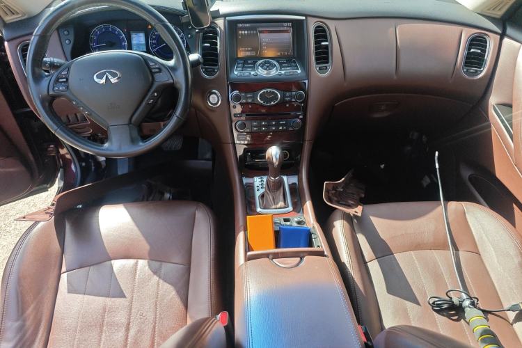 Used Infiniti QX50 2013 2.5L Two-Wheel-Drive Elegant Edition Center Console