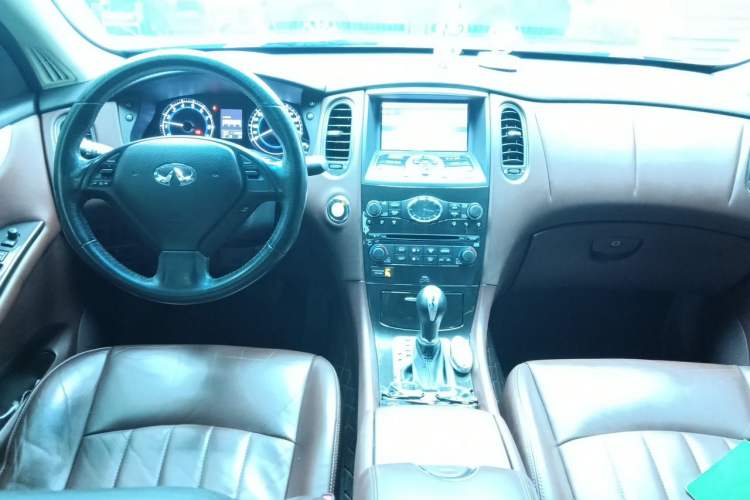 Used Infiniti QX50 2013 2.5L Two-Wheel-Drive Elegant Edition Center Console