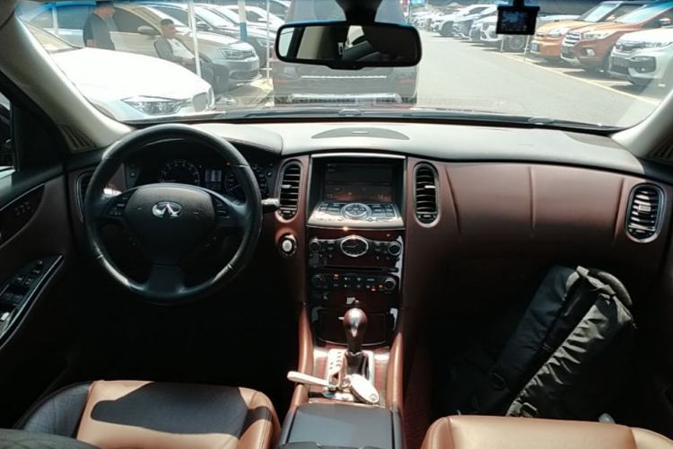 Used Infiniti QX50 2013 2.5L Two-Wheel-Drive Elegant Edition Center Console